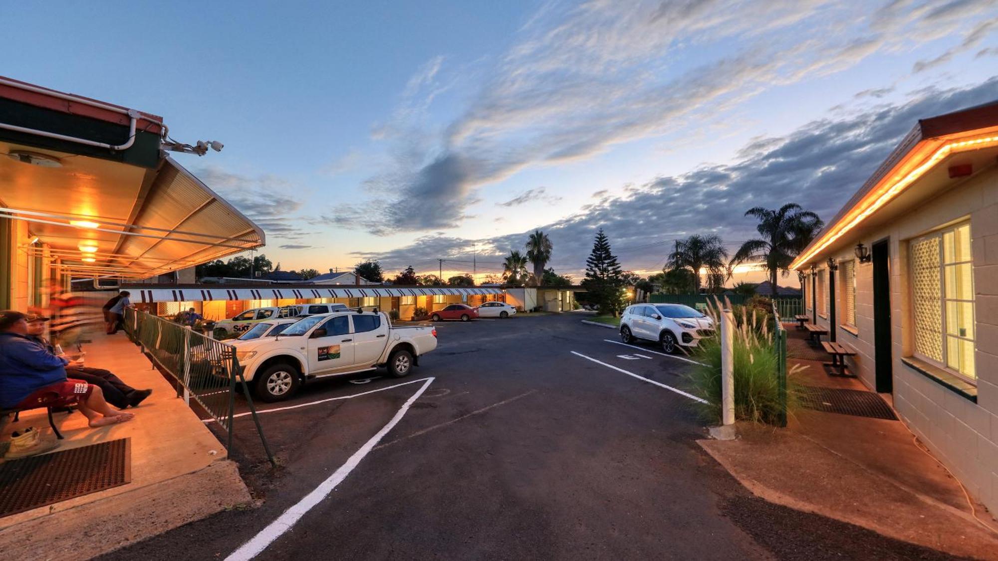 Golden Peak Motel Peakhill Peak Hill Экстерьер фото